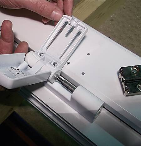 Flag assembly + screw plate